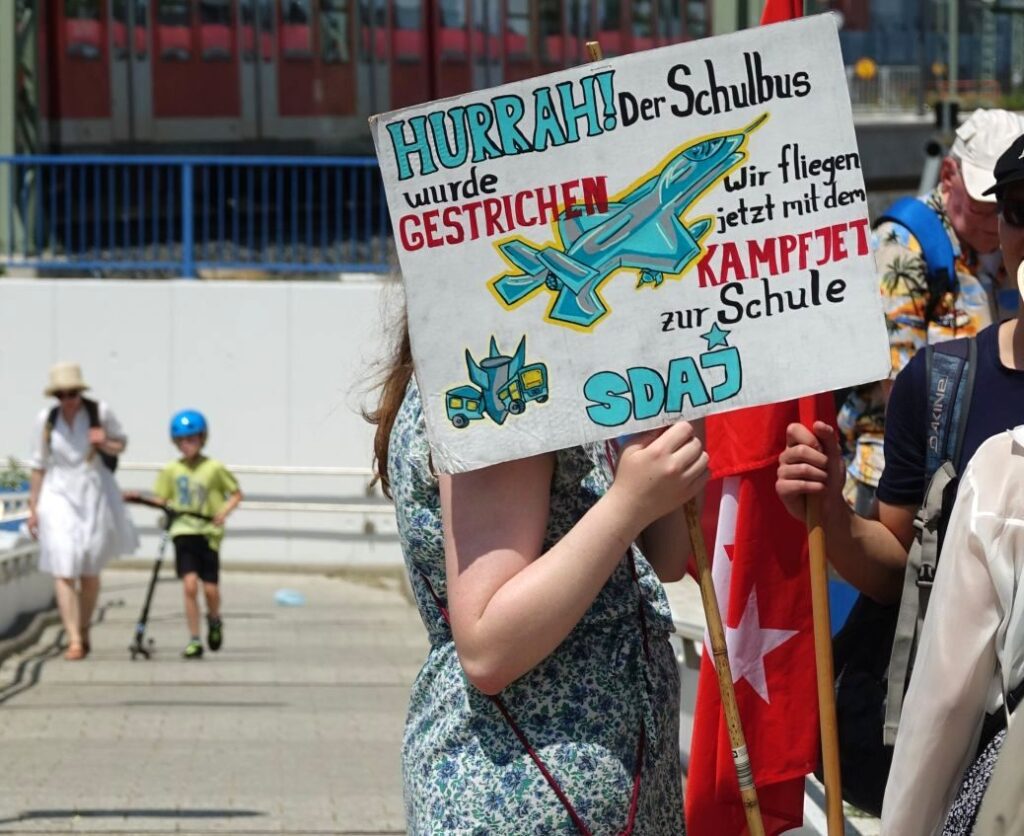 Bad Vilbel: 550 Menschen fordern einen friedlichen Hessentag ohne Waffenschau der Bundeswehr 8 614 Bhf Kampfjet zur Schule