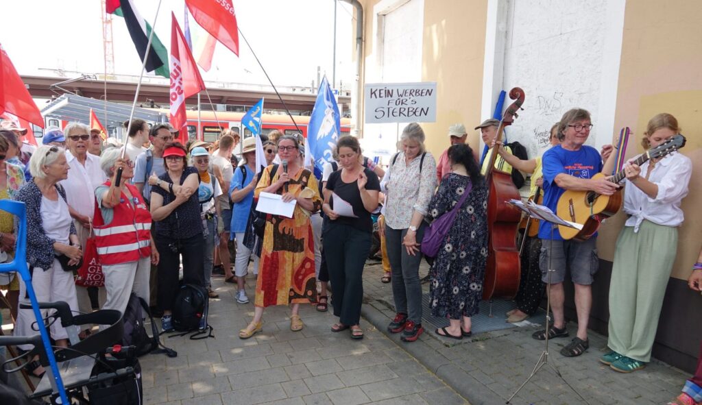 Bad Vilbel: 550 Menschen fordern einen friedlichen Hessentag ohne Waffenschau der Bundeswehr 4 614 Bhf Rede Buendnis