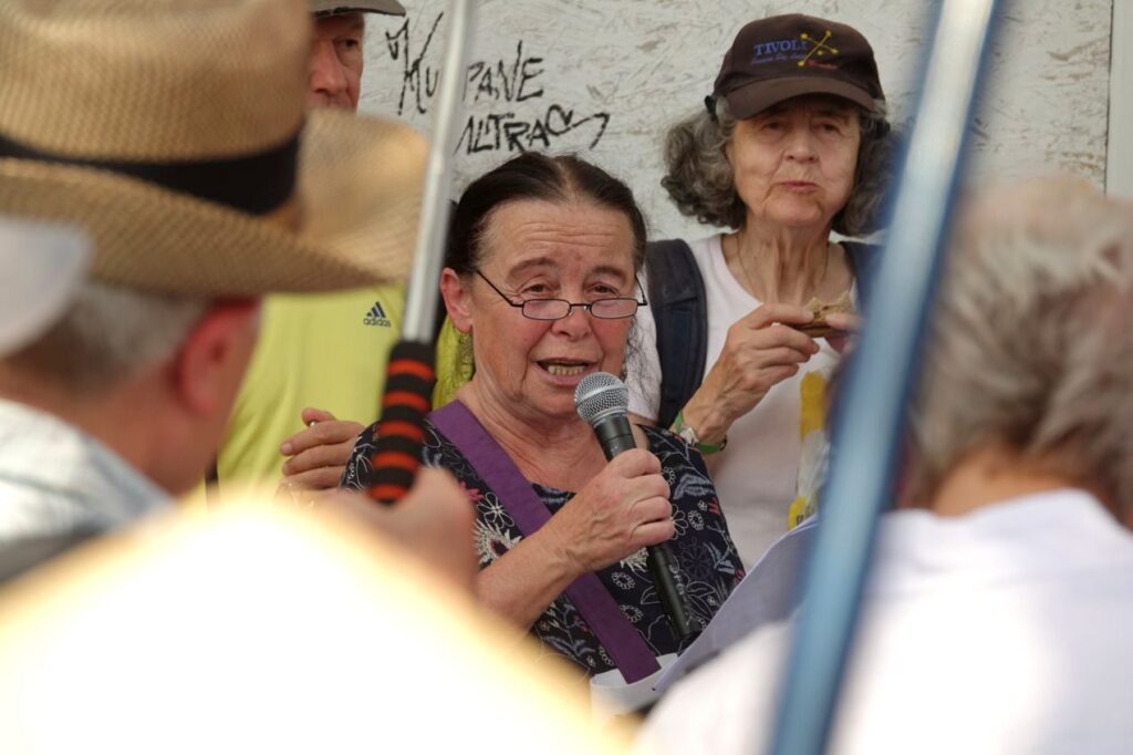 Bad Vilbel: 550 Menschen fordern einen friedlichen Hessentag ohne Waffenschau der Bundeswehr 6 614 Bhf Rede Sozialabbau