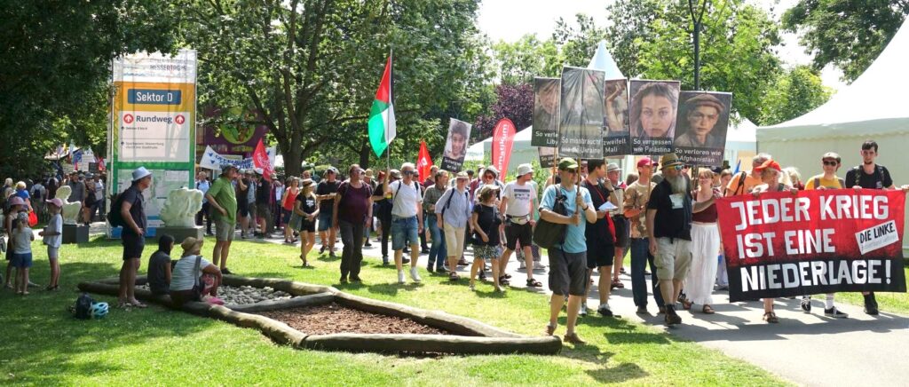 Bad Vilbel: 550 Menschen fordern einen friedlichen Hessentag ohne Waffenschau der Bundeswehr 10 614 unterwegs 12