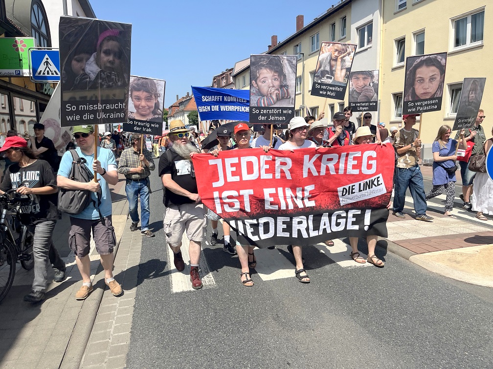 Bad Vilbel: 550 Menschen fordern einen friedlichen Hessentag ohne Waffenschau der Bundeswehr 2 IMG 4755 small
